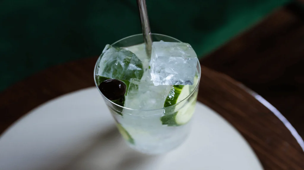 Crystal_Clear__How_to_Make_Clear_Ice_Cu