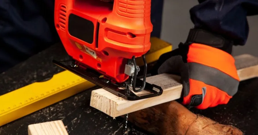how to use an electric saw