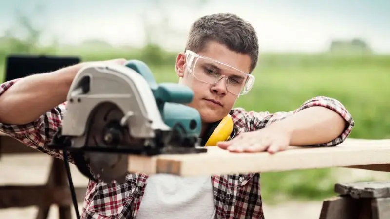 How to use an electric saw the right way