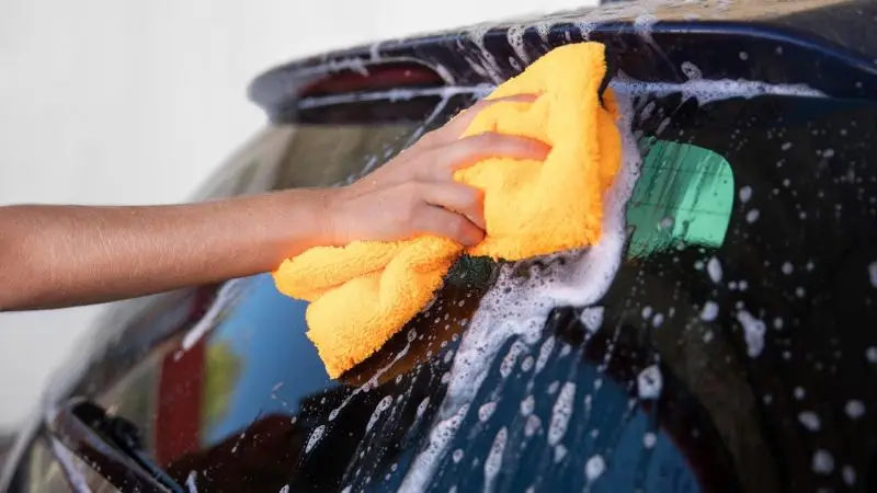 How to clean car glass and mirrors