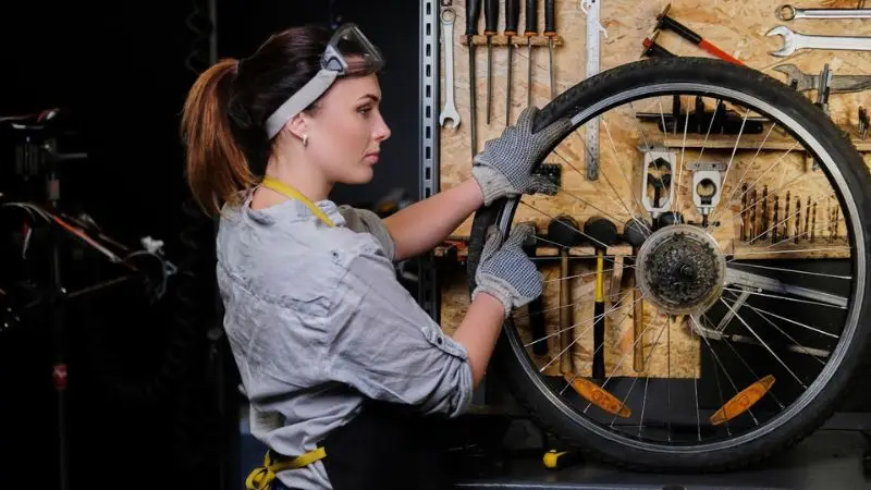 How to remove the wheel from the garden cart
