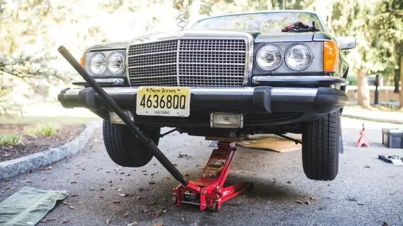 Safely use a car jack