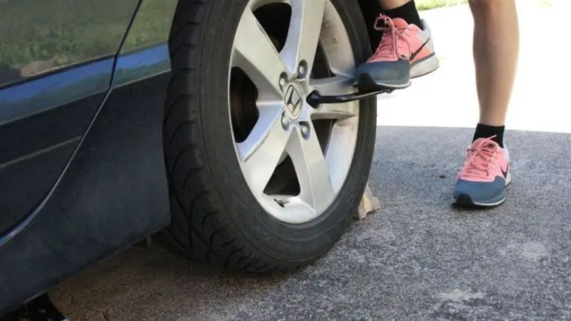  Lower the jack safely