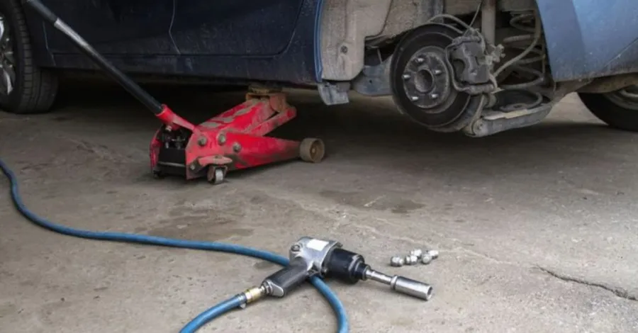 How to Safely Jack Up a Car