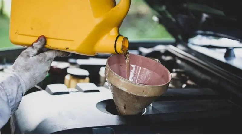 pouring techniques of a jerry can that prevent spills