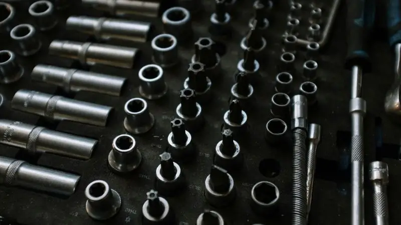 Ratchet vs. socket wrench