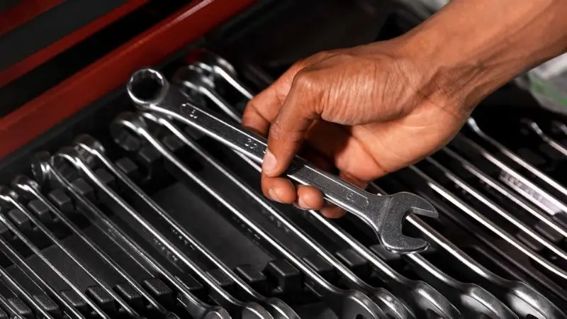 Understanding the mechanism inside socket wrenches