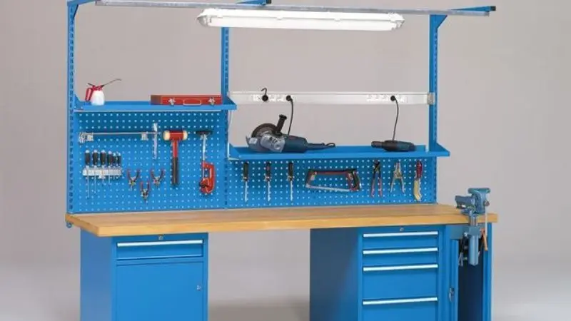 How to properly place a worktable in your garage