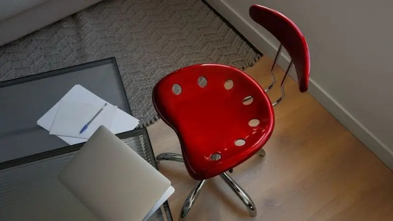 How to look for practical features for a garage stool