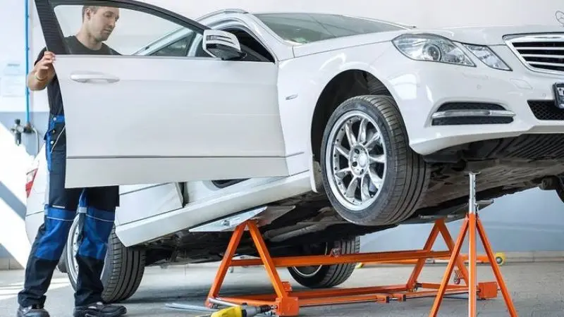 How to choose a vehicle lift for your garage