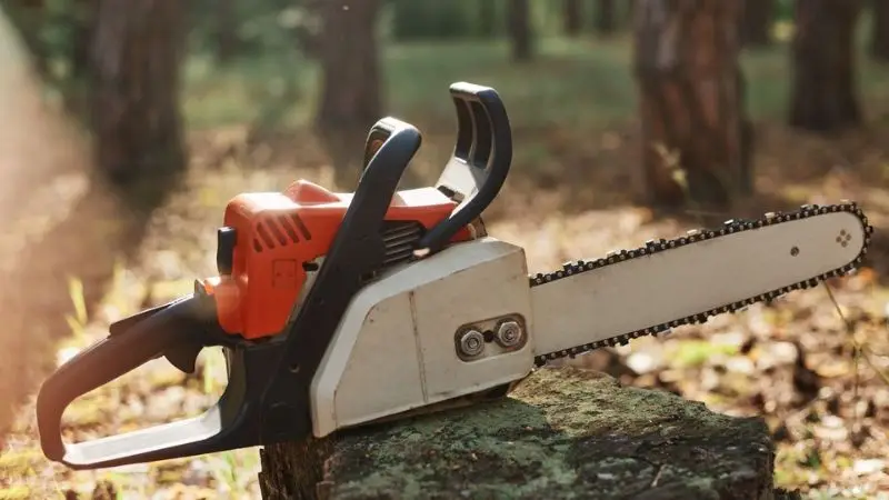 How to properly use a chainsaw
