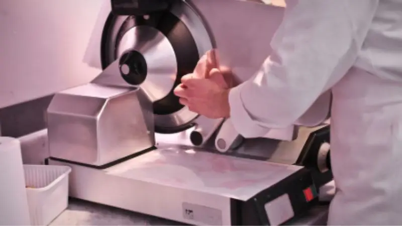 How to care for and lubricate meat cutter blades