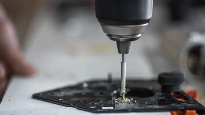 How to put a drill bit in a keyed drill