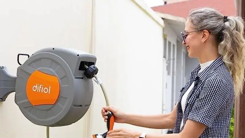  Adjusting the hose reel mount