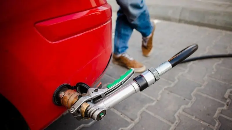 step-by-step guide on how to drain a fuel tank