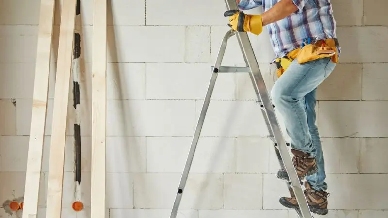 How to operate an extension ladder step by step