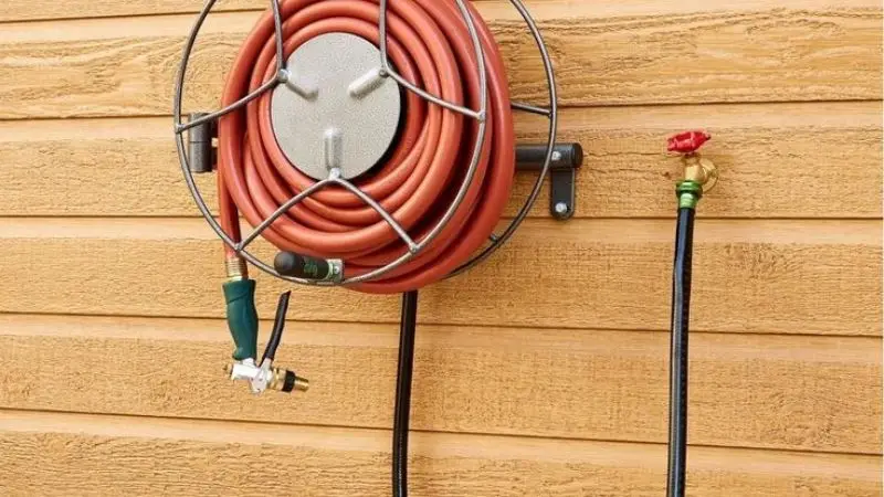 Wall-mounted hose reel