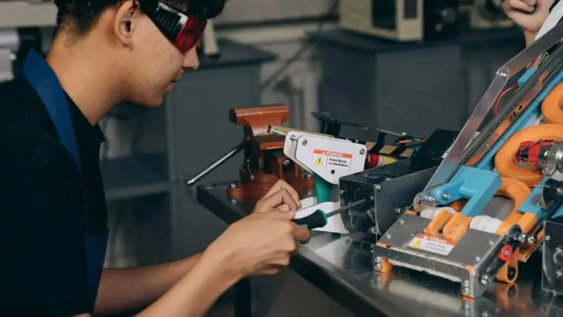 Tips to maintain the self-adjusting wire strippers