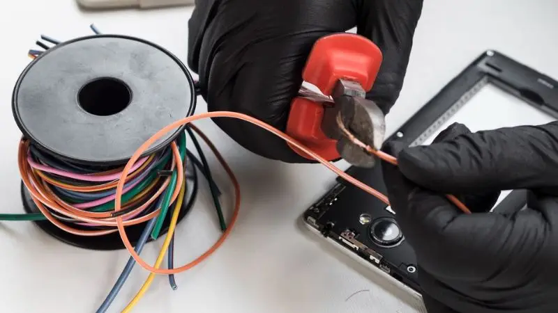 Manual wire stripper for DIY projects