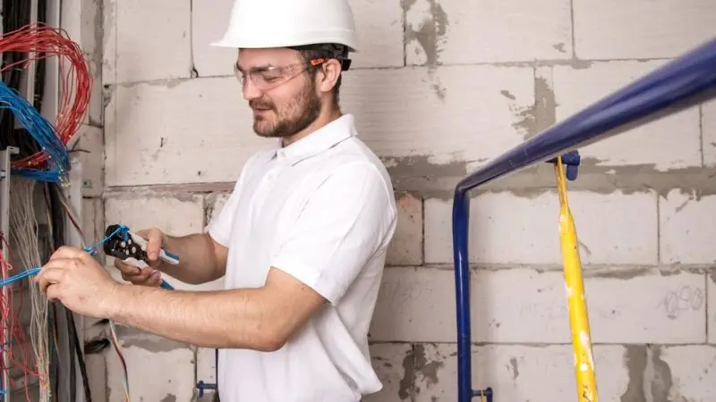 essential features when choosing a wire stripping tool