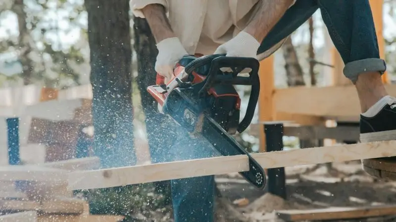 key features to look for in the best gas chainsaw
