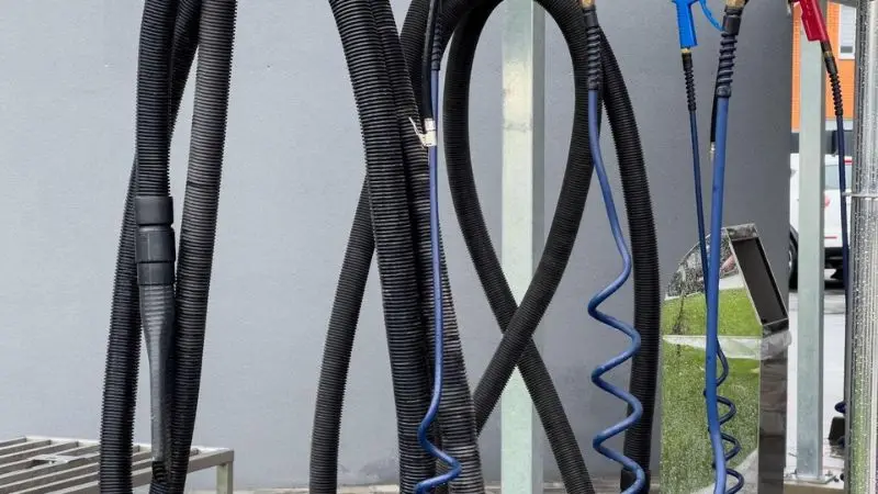 safety instructions for setting up and utilising a wall-mount hose reel