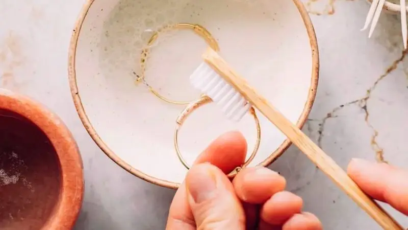 Steps to clean tarnished jewelry