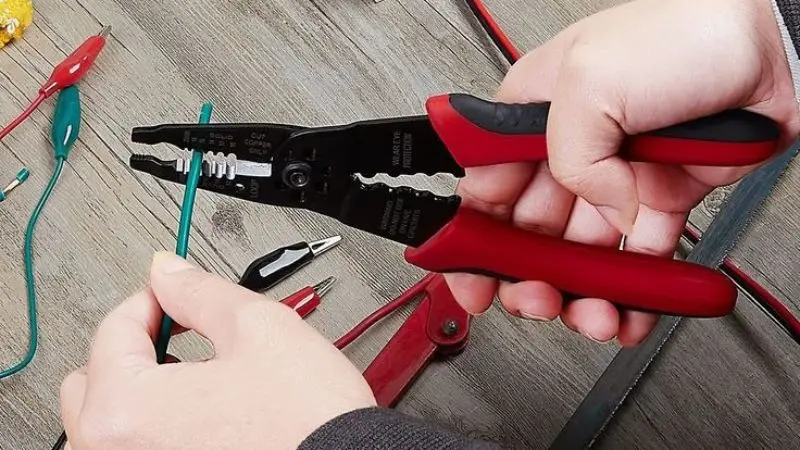 How to use a wire stripper