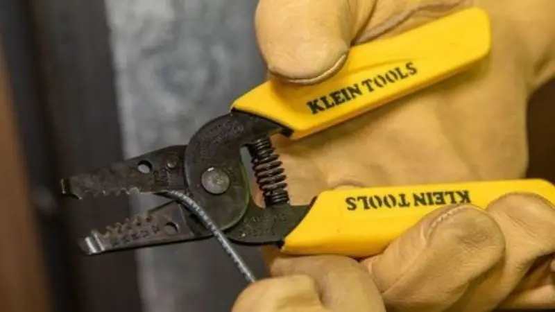 No need for a specialized tool for stripping