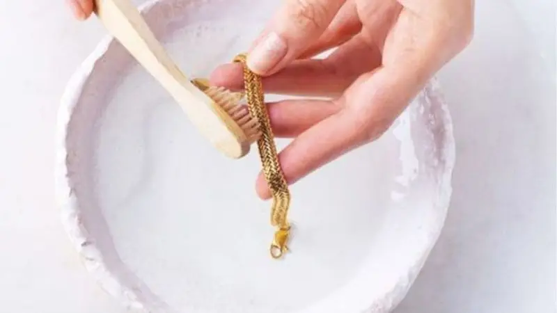 Cleaning of gold-plated jewelry