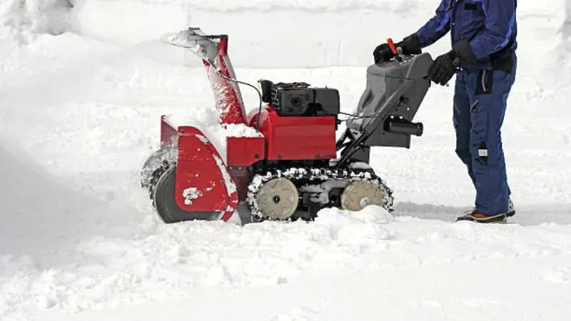 Comparison between a snow thrower and a snow blower