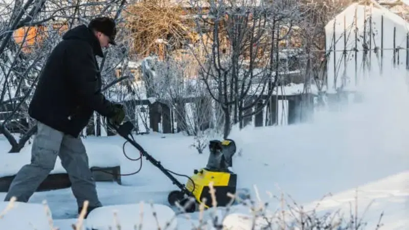  snow blower with an electric start 