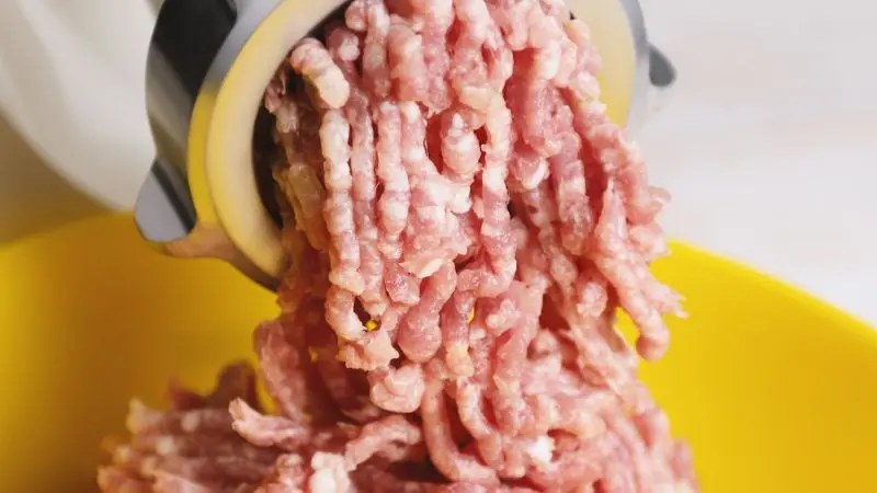 How to safely use an automatic meat slicer