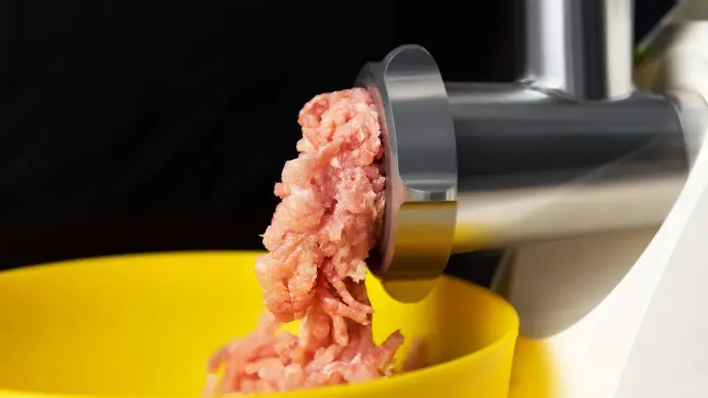 Save time with an automatic meat slicer