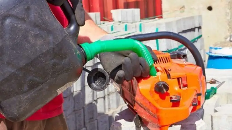 Properly mix gas for chainsaw