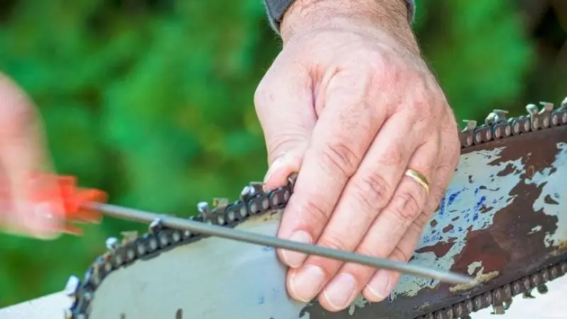 How to safely sharpen a chainsaw blade
