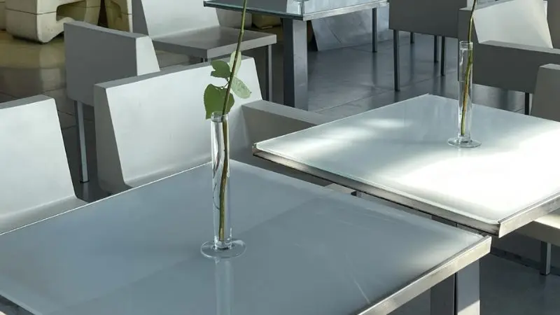 Comparison of rectangular and round work tables  