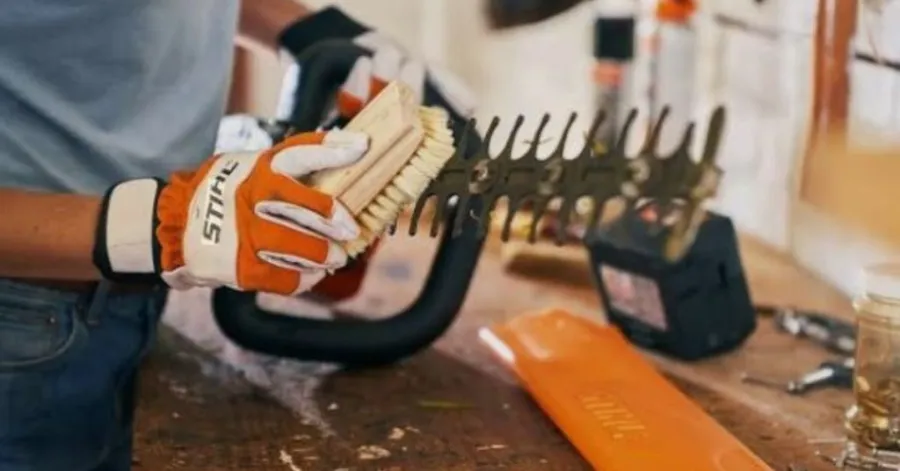 how to clean hedge trimmer blades