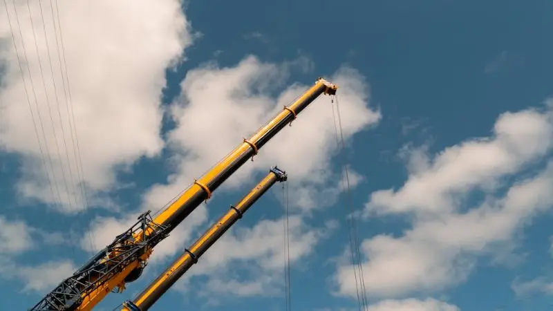 main types of warehouse lifting equipment