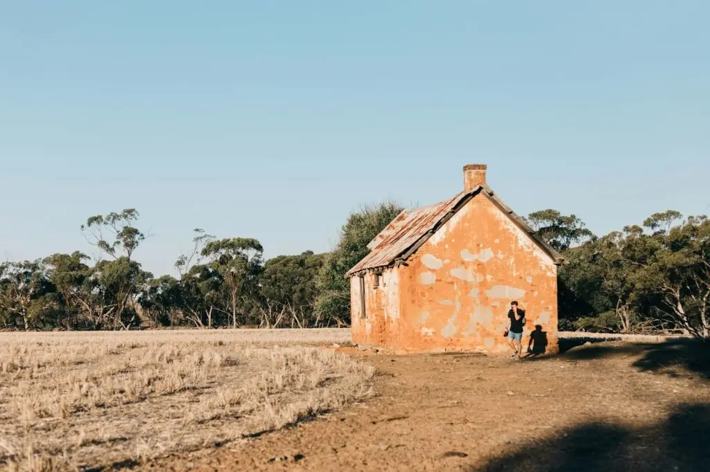 visible tilting of shed