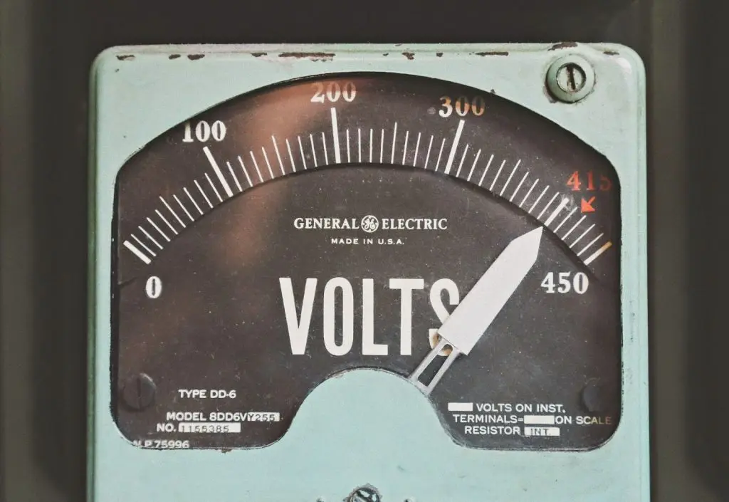 Voltage meter is pointing to 415V.