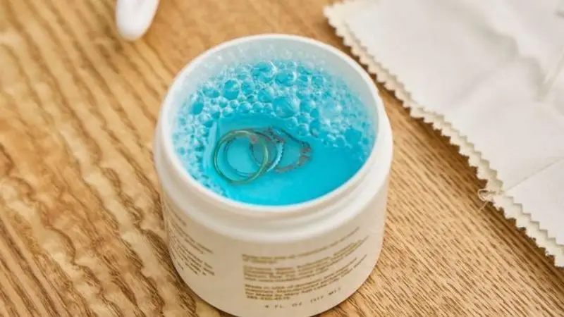  Solution for cleaning jewelry 