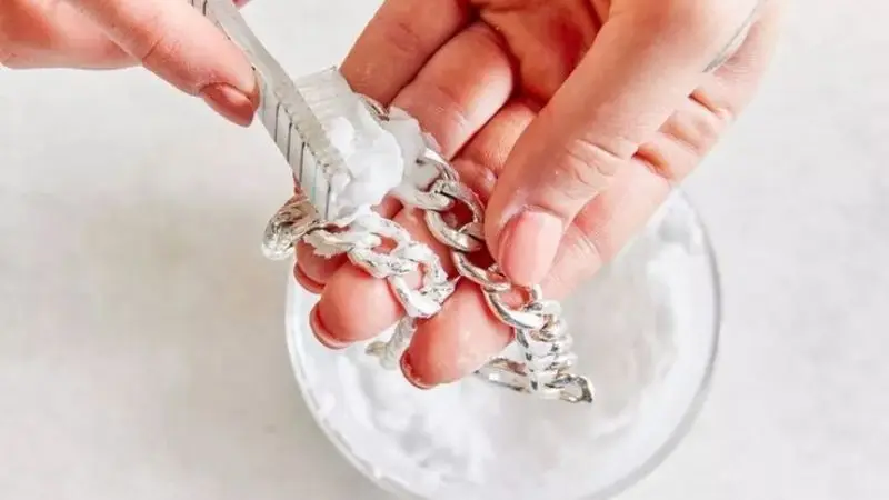 Clean jewelry easily
