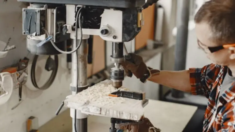 Magnetic drill bit holder for mechanics.