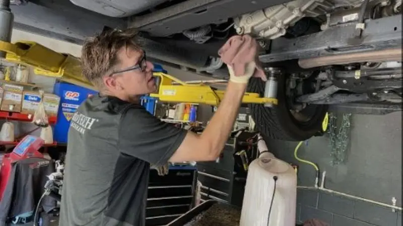 How to clean and prepare the leak around the car tank leak