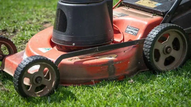 How to use and maintain your lawn sweepers