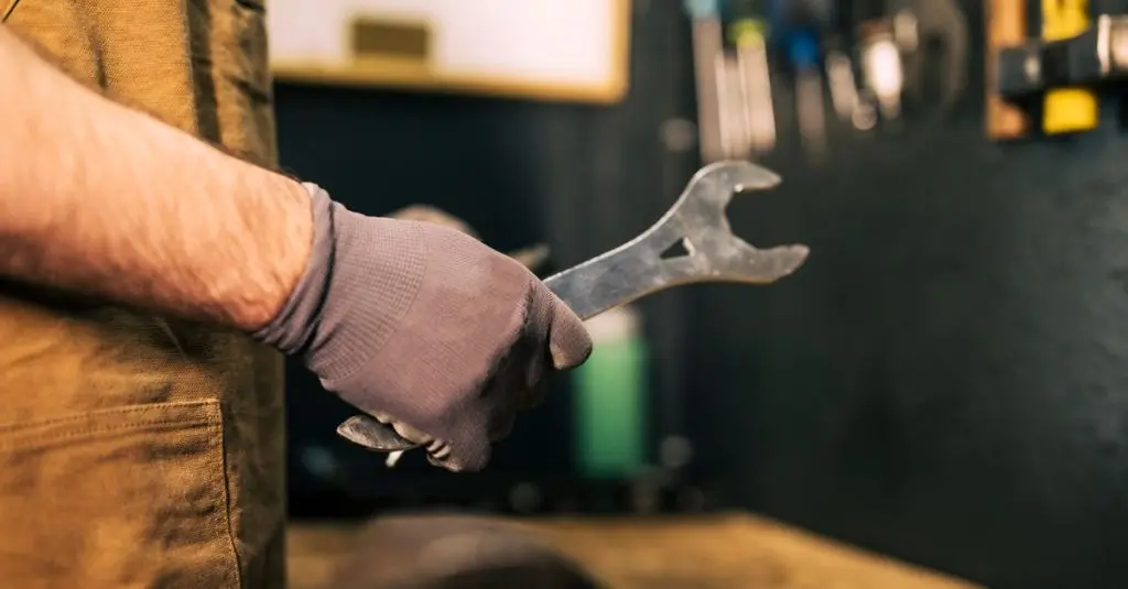 how to use a strap wrench