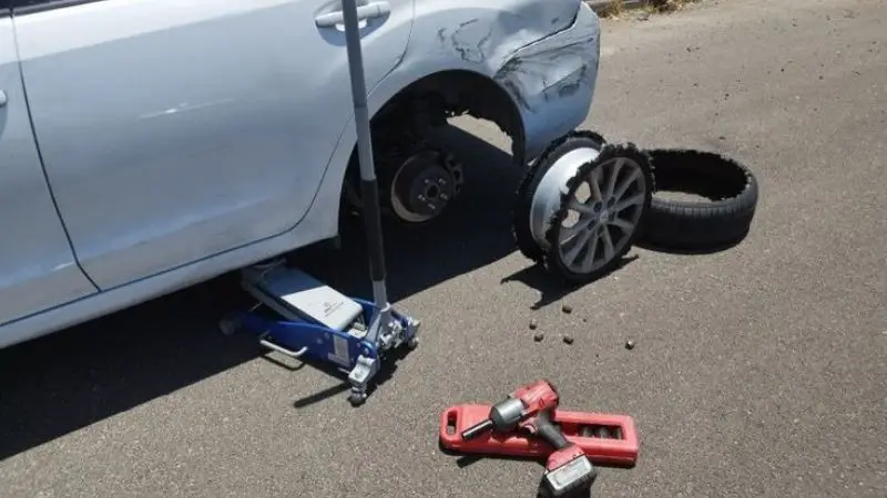 How to safely use a car jack