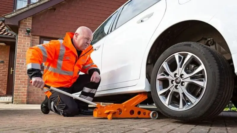 Properly jack up a car