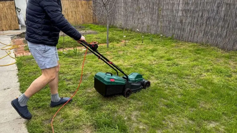 How to keep a lawnmower battery charged